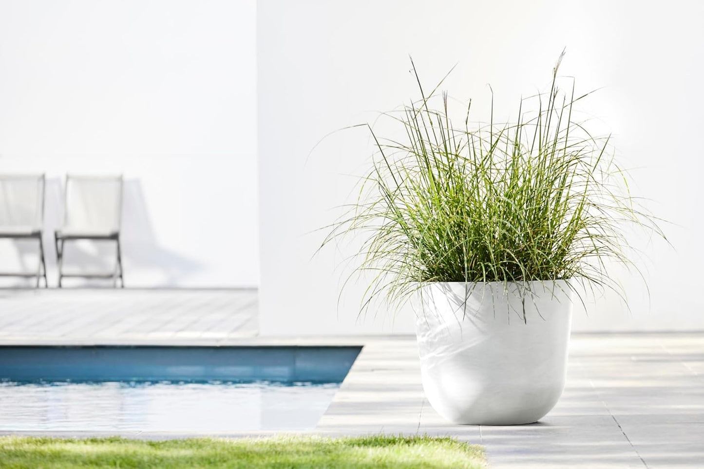 Ecopots Oslo Durable Modern Round Indoor/Outdoor Recycled-Based Composite Flower Pot Planter, Pure White, 17.75"