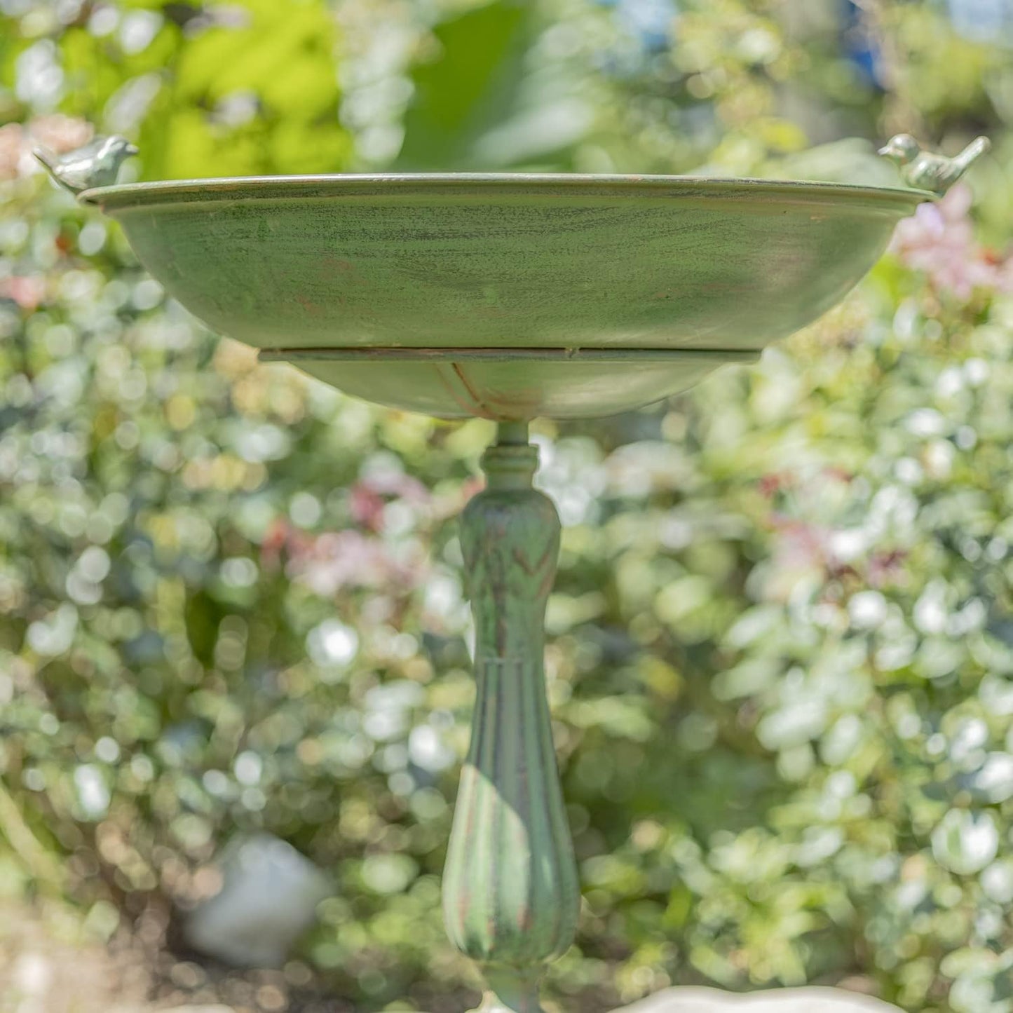 Zaer Ltd. Ornate Metal Pedestal Style Birdbath with Cast Iron Birds on Rim Full Base (Green)