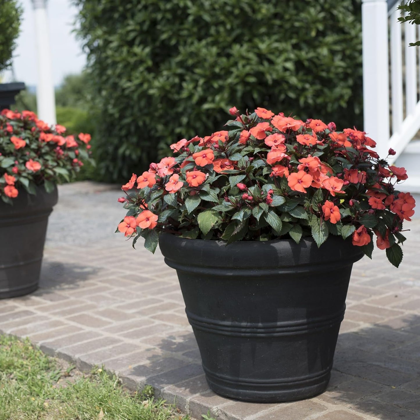 Crescent Garden Brunello Classic Rolled Rim Planter Pot, Indoor/Outdoor Plastic Round Plant Pot - Resin Large UV-Resistant Flower Pot - Frostproof, Fadeproof Pots - 27'W' (Black)