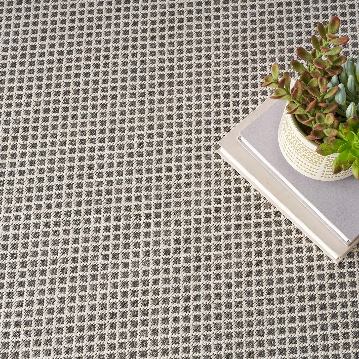 Nourison Home Courtyard 8' x Round Ivory Charcoal Fabric Modern Area Rug (8' Round)